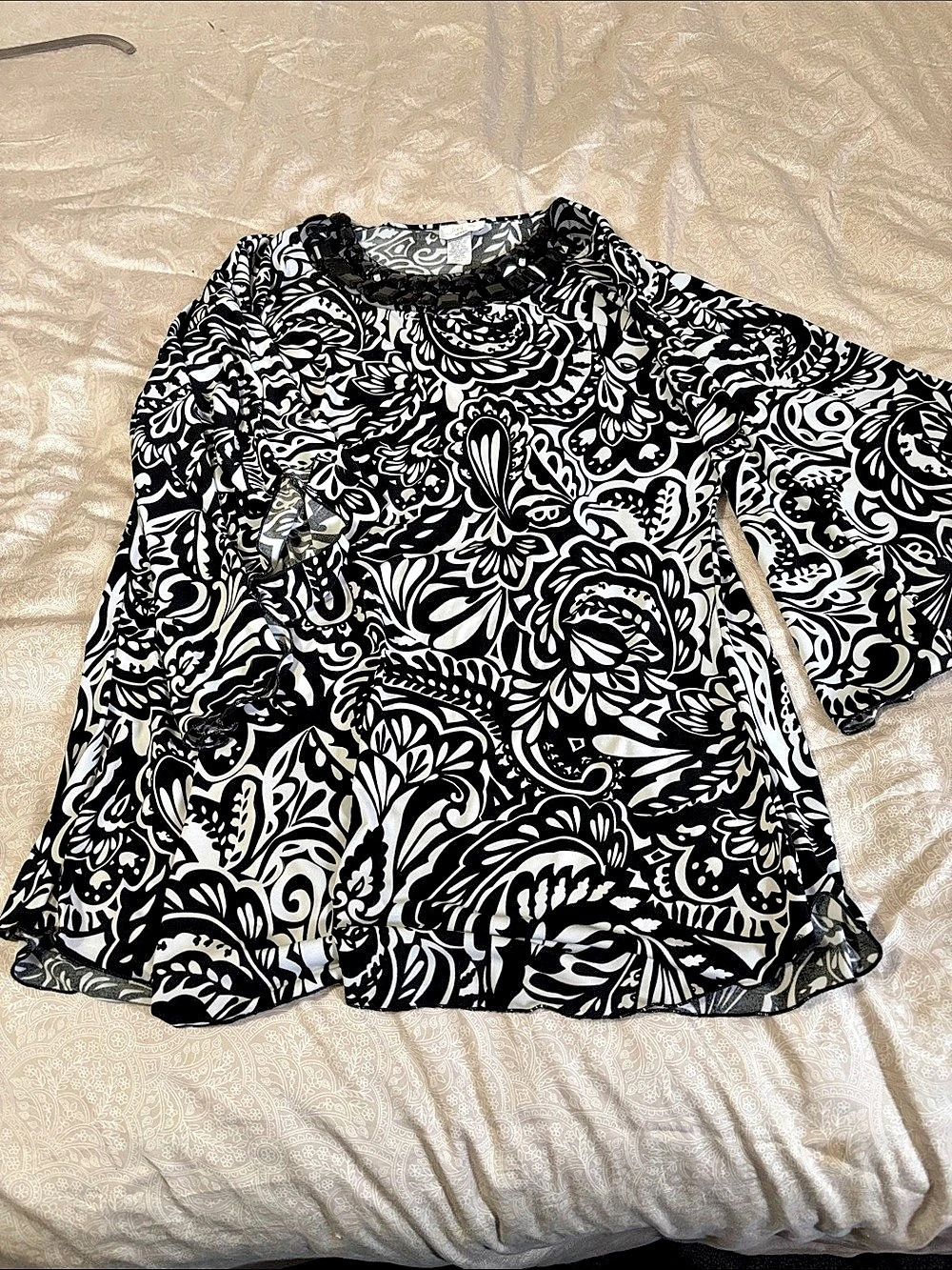 JonDen Floral Beaded Blouse in Black & White Size 1X